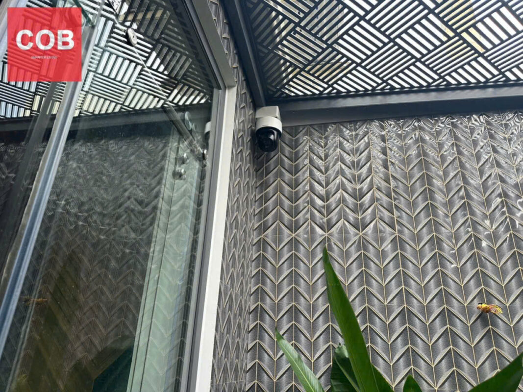 Camera quan sát nhà sau gần giếng trời