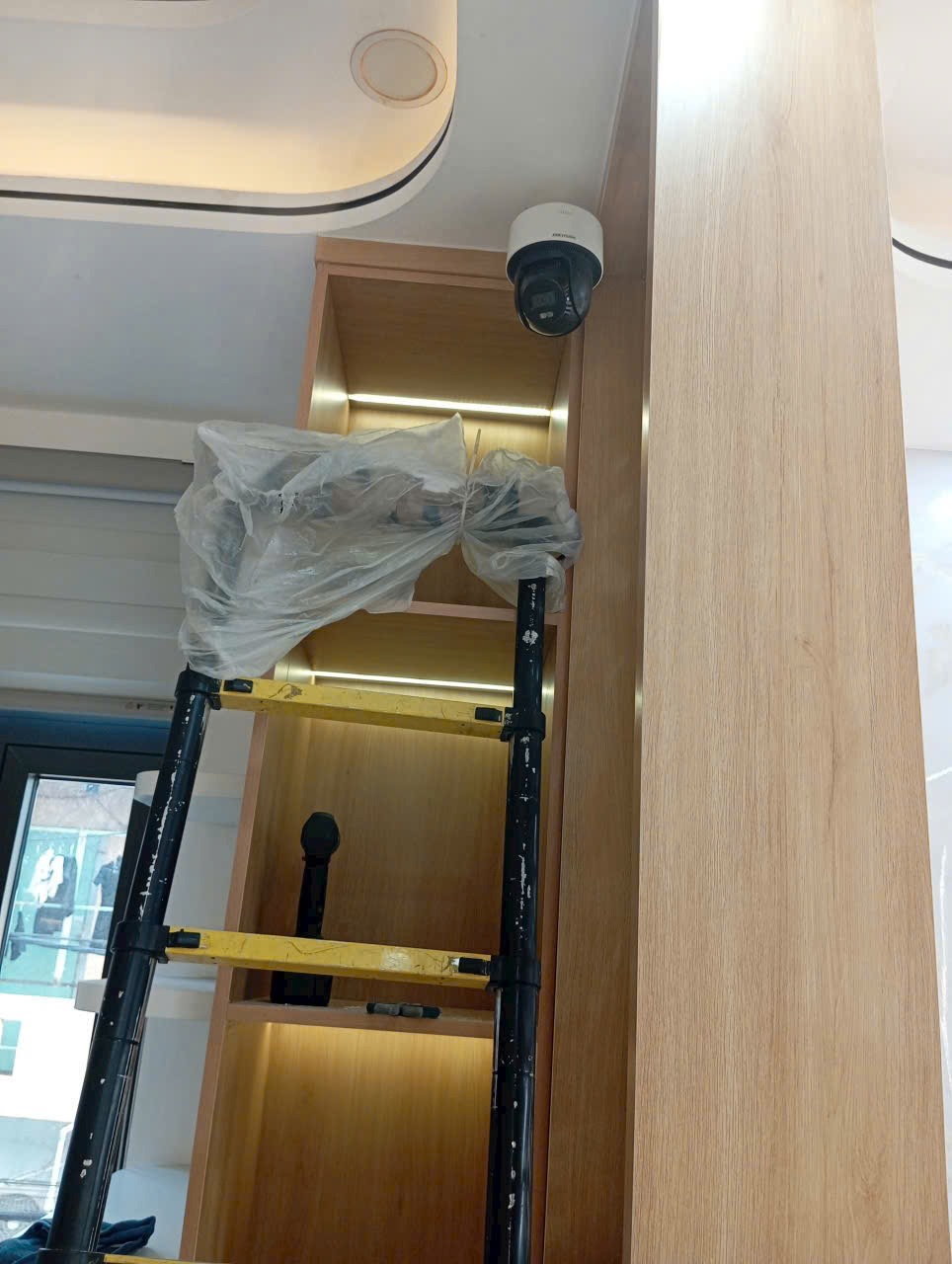 Camera gắn quan sát cầu thang nhà bếp